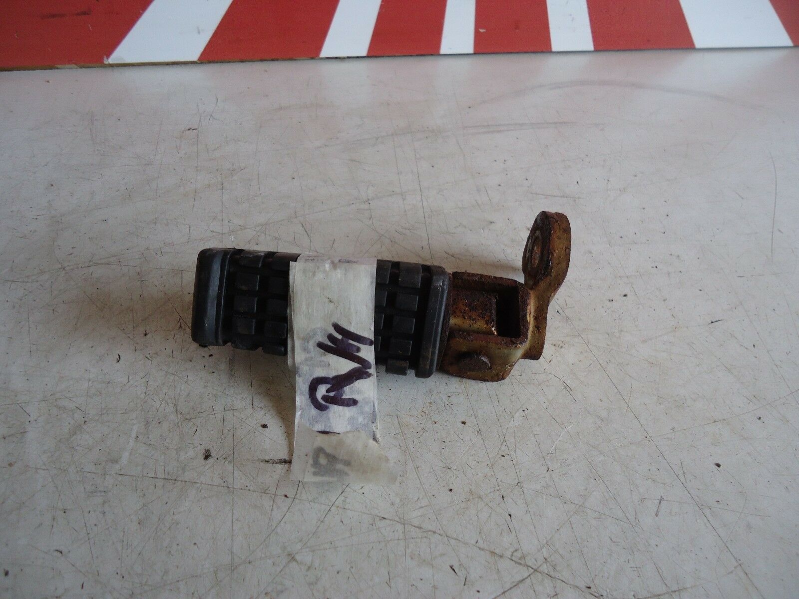 Kawasaki GPZ500s RH Rear Footrest