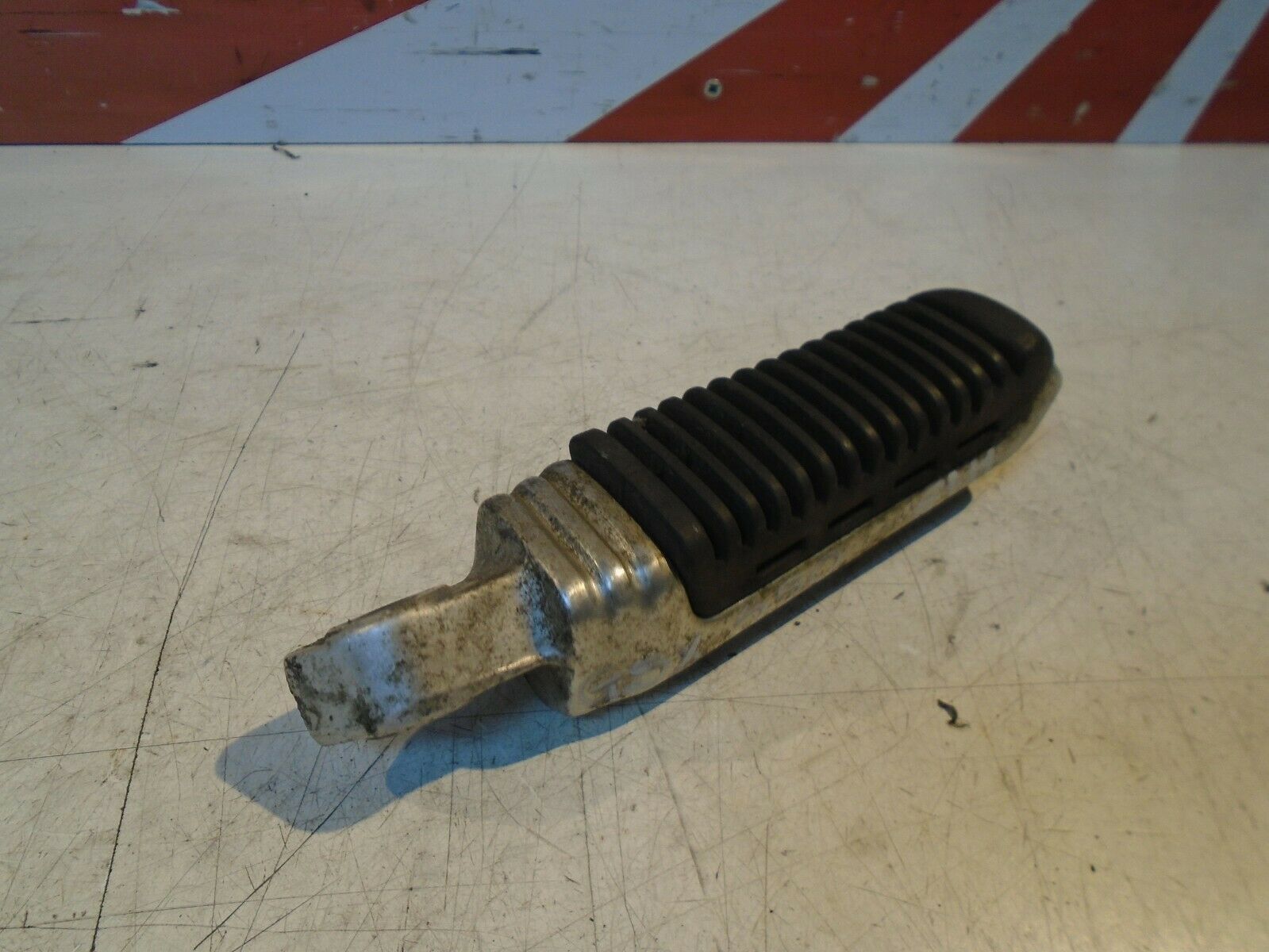 Suzuki GSX550ES Front Footrest