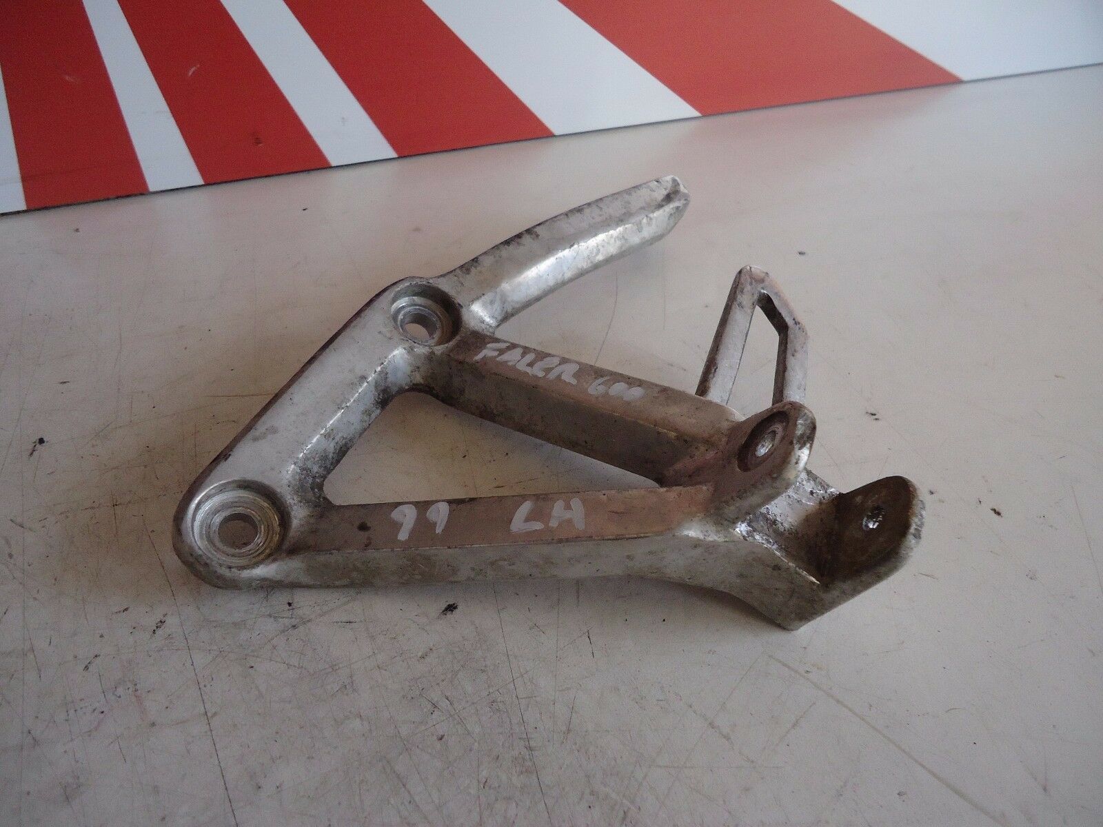 Yamaha FZS600 Fazer Rear Footrest Hanger