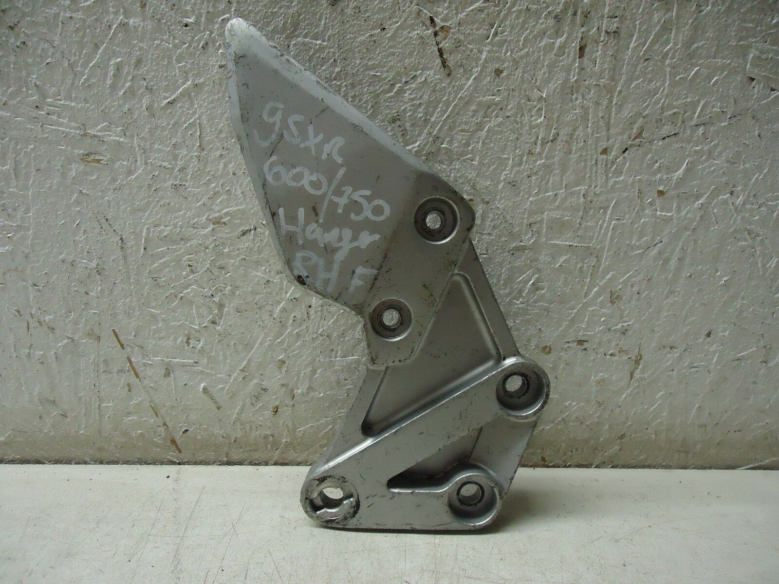 SUZUKI GSXR600 RH FRONT FOOTREST HANGER GSXR750 RIDERS FOOTPEG HANGER