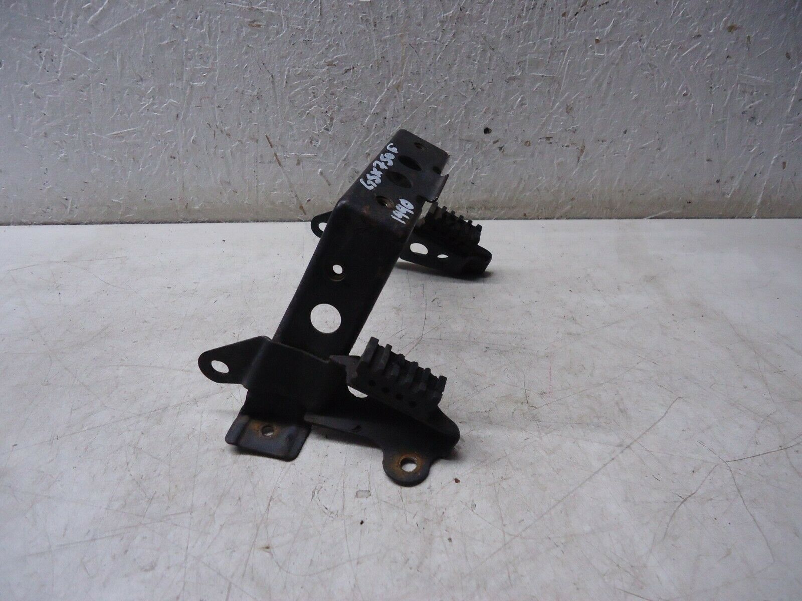 Suzuki GSX750F Frame Tank Mount Bracket 