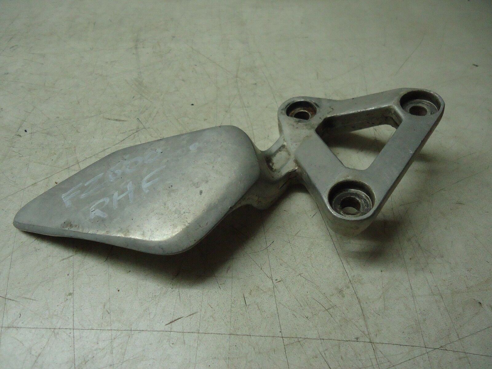 Yamaha FZS600 Fazer Front Footrest Hanger 
