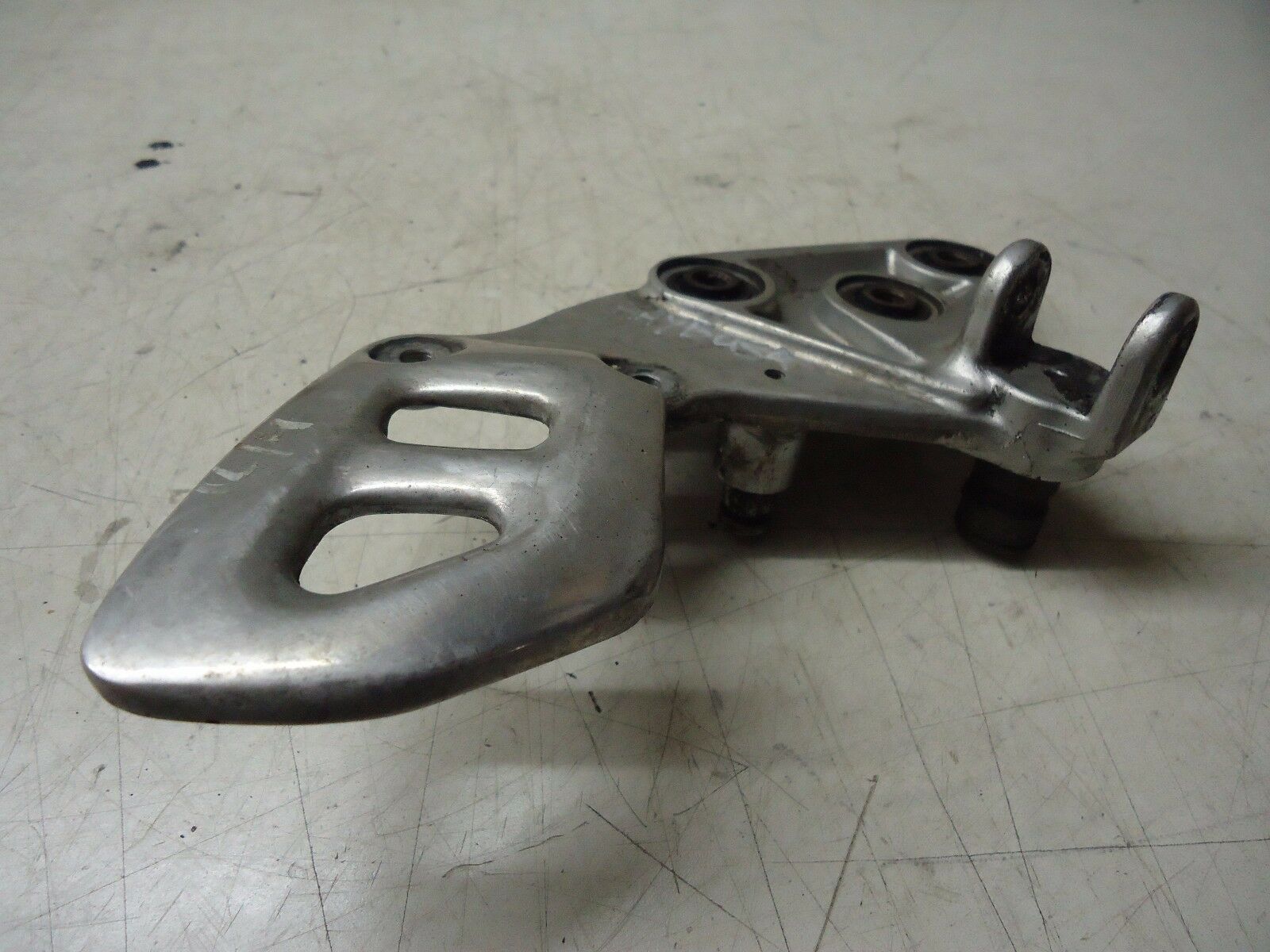 SUZUKI GSXR1300 HAYABUSA RH FRONT FOOTREST HANGER 2003