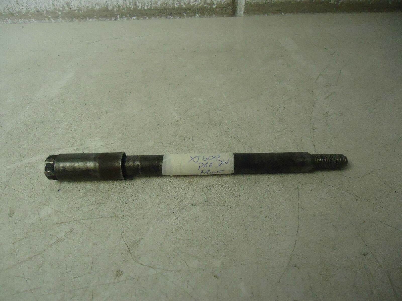 YAMAHA XJ600F FRONT WHEEL SPINDLE AXLE