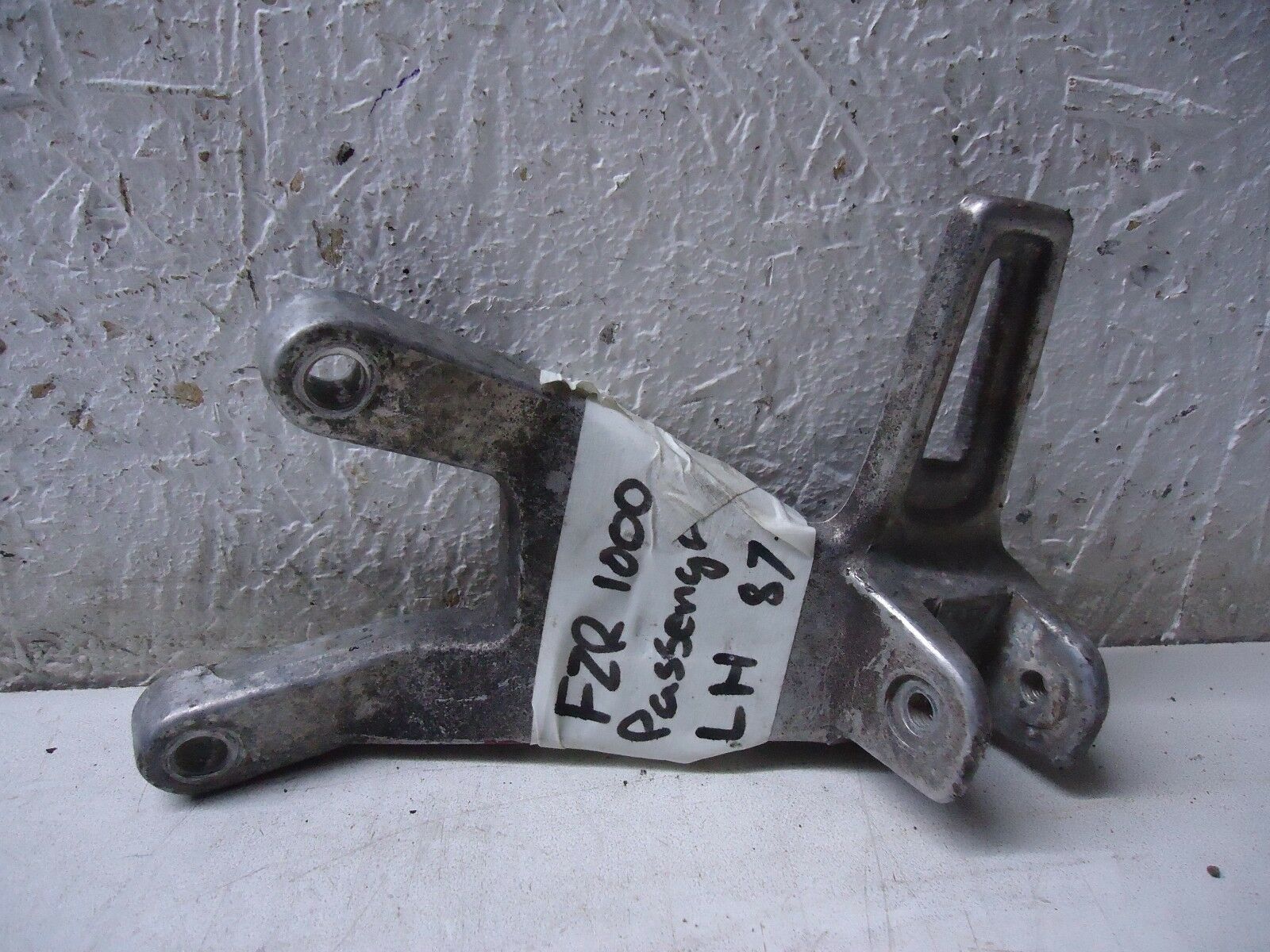 YAMAHA FZR1000 GENESIS LH REAR FOOTREST HANGER 1987 FZR1000 FOOTPEG HANGER