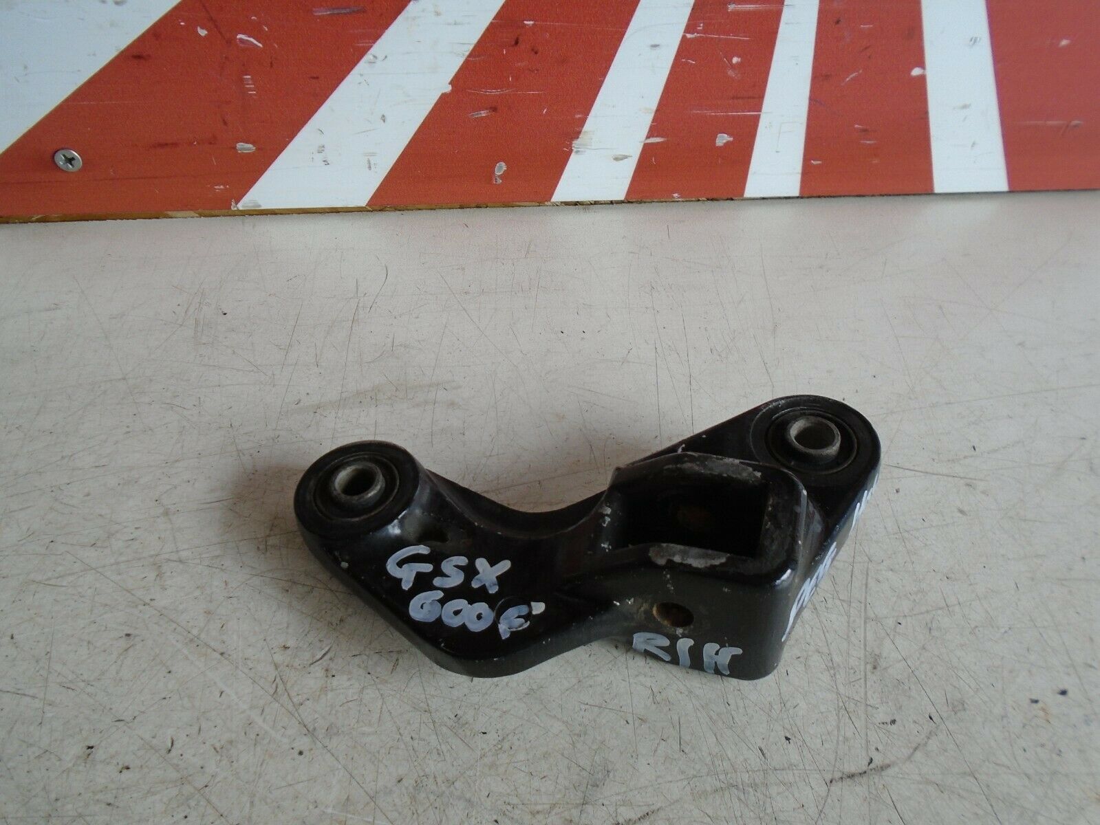 Suzuki GSX600F R-H Front Footrest Hanger 2000 GSX600 Footpeg Hanger