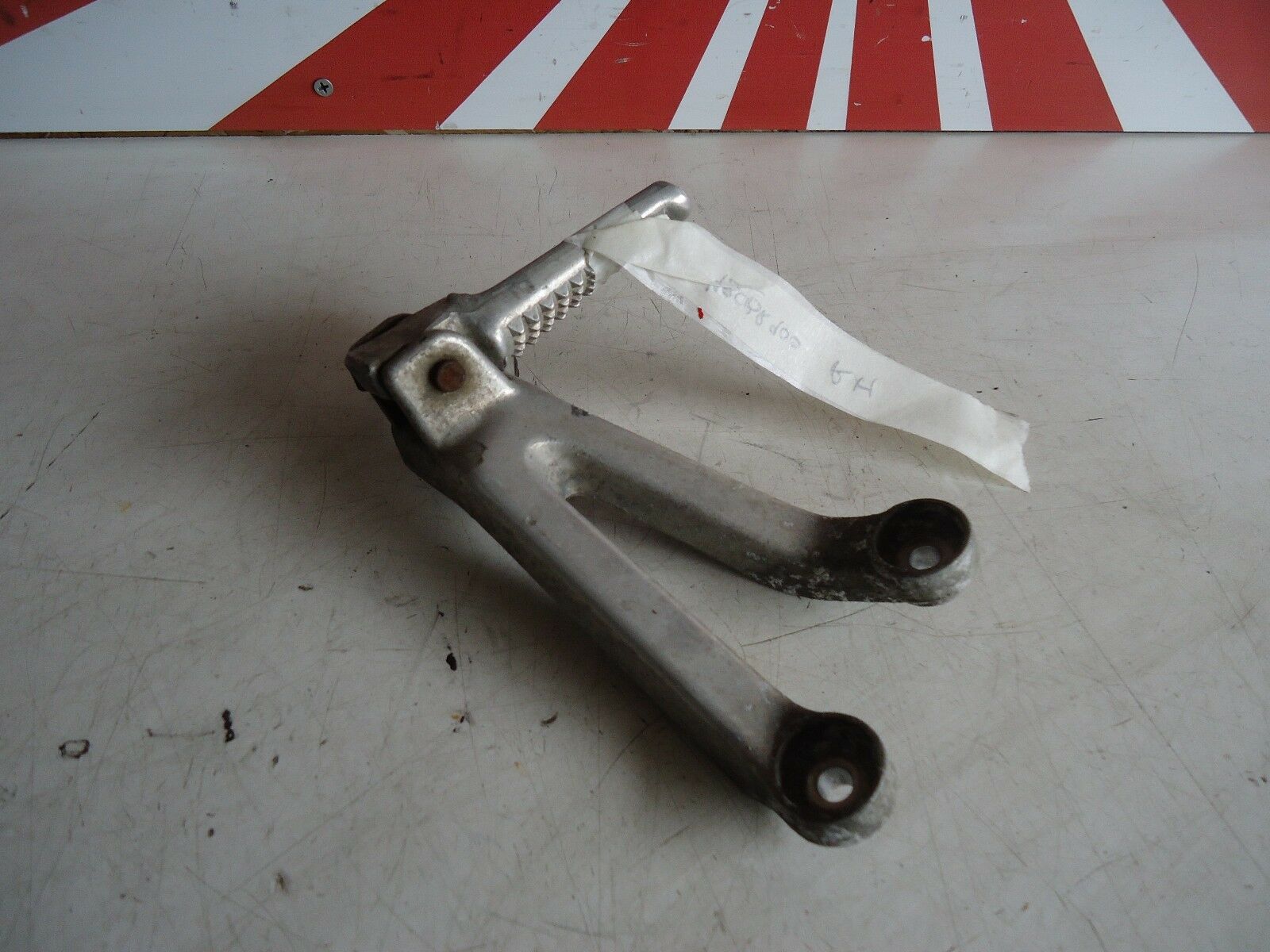 HONDA CBR900RR FIREBLADE RH REAR FOOTREST HANGER & FOOTPEG 1998 