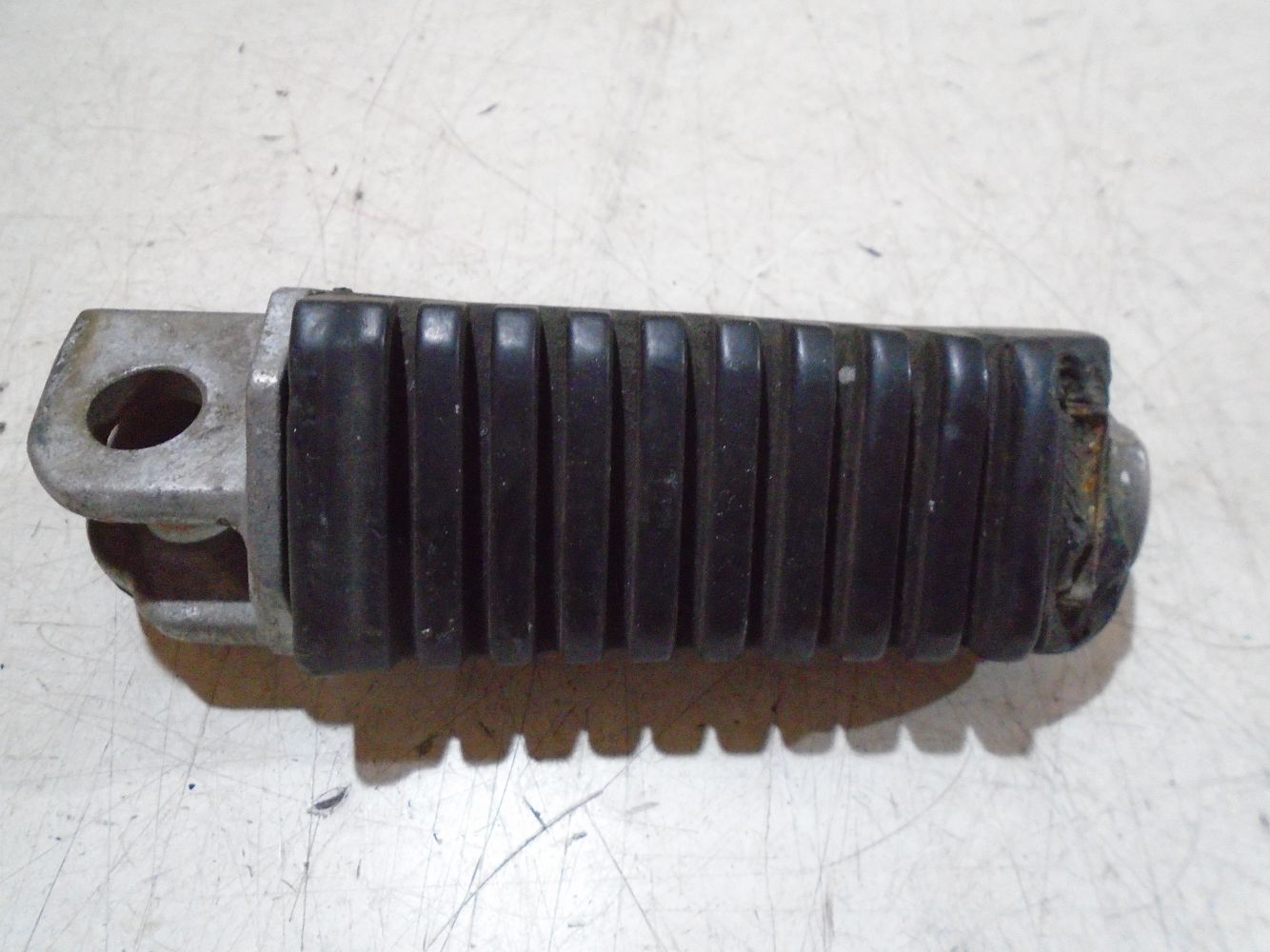 Kawasaki GPZ900R R-H Front Footrest