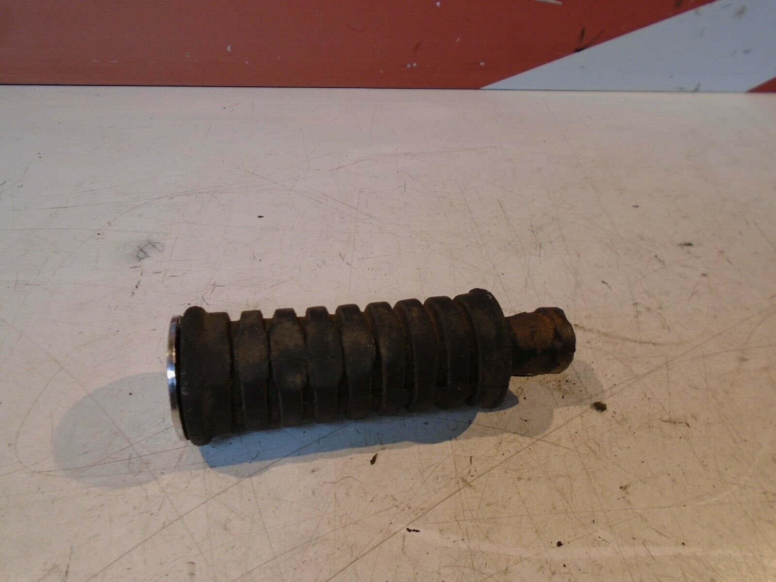 Suzuki GS550E Rear Footrest