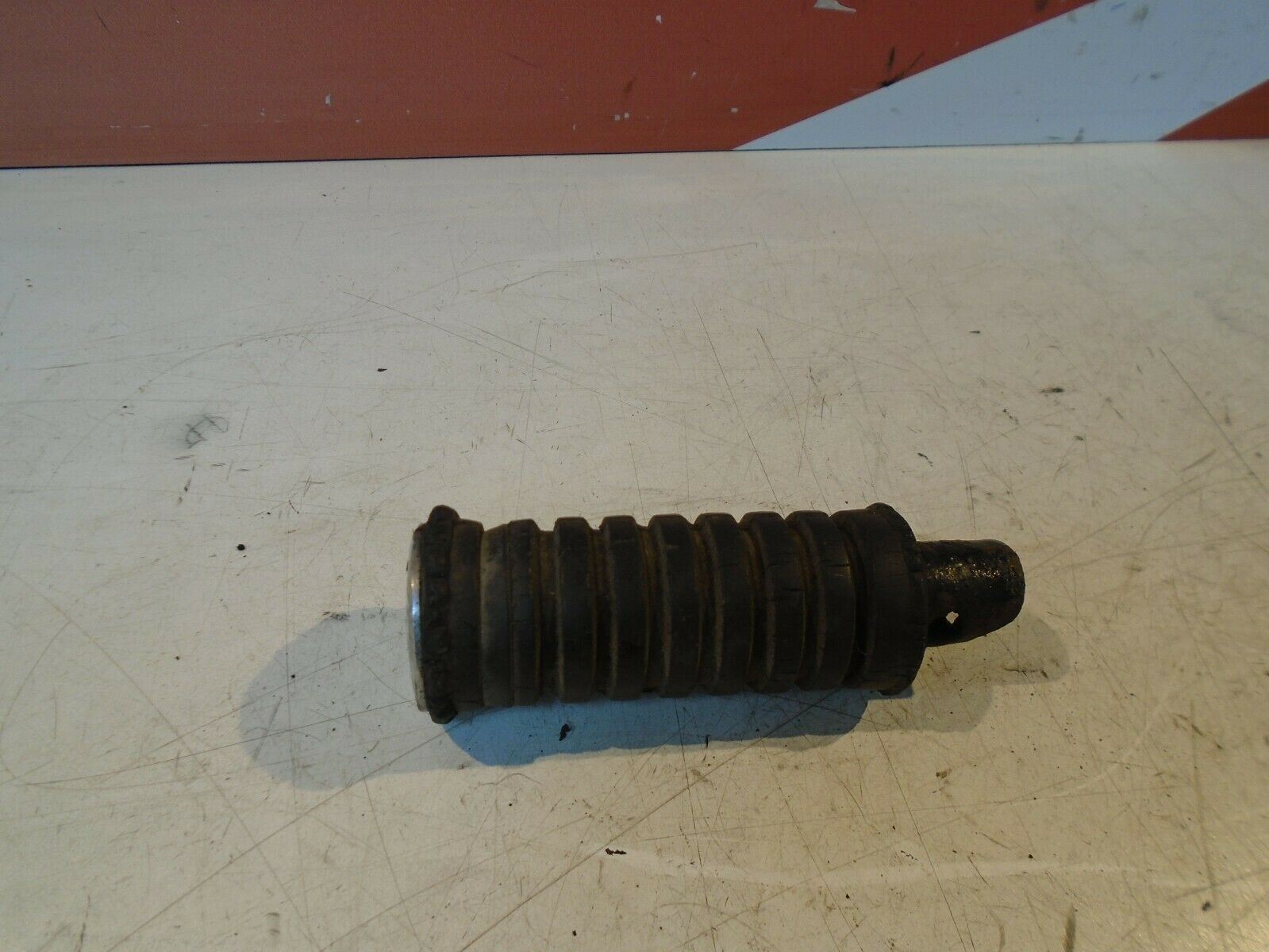 Suzuki GS550E Rear Footrest