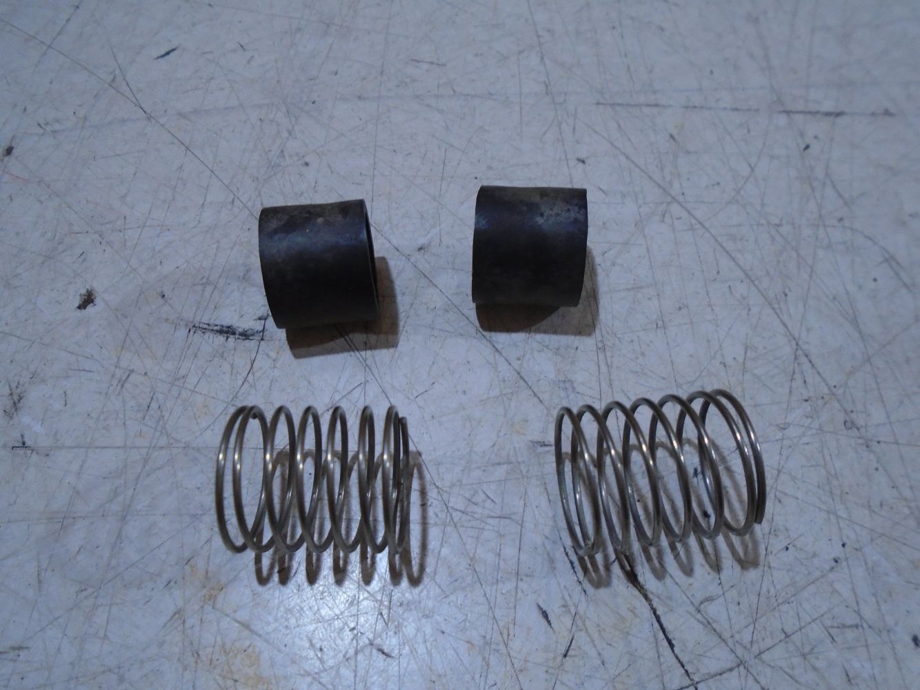Yamaha FZS600 Fazer Carb Body Joining Springs & Dampers FZS600 Carburettor