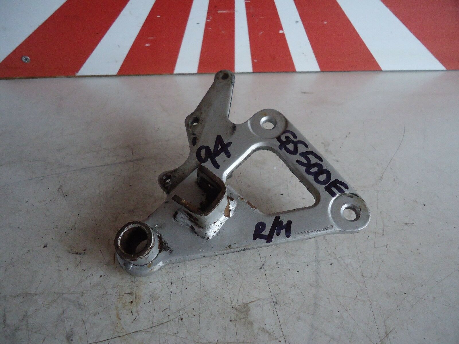 SUZUKI GS500E RH FOOTREST HANGER 1994 