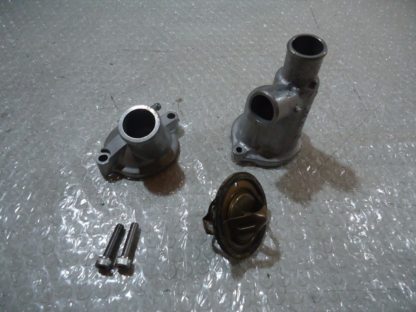 Yamaha YZF-R1 Thermostat & Housing R1
