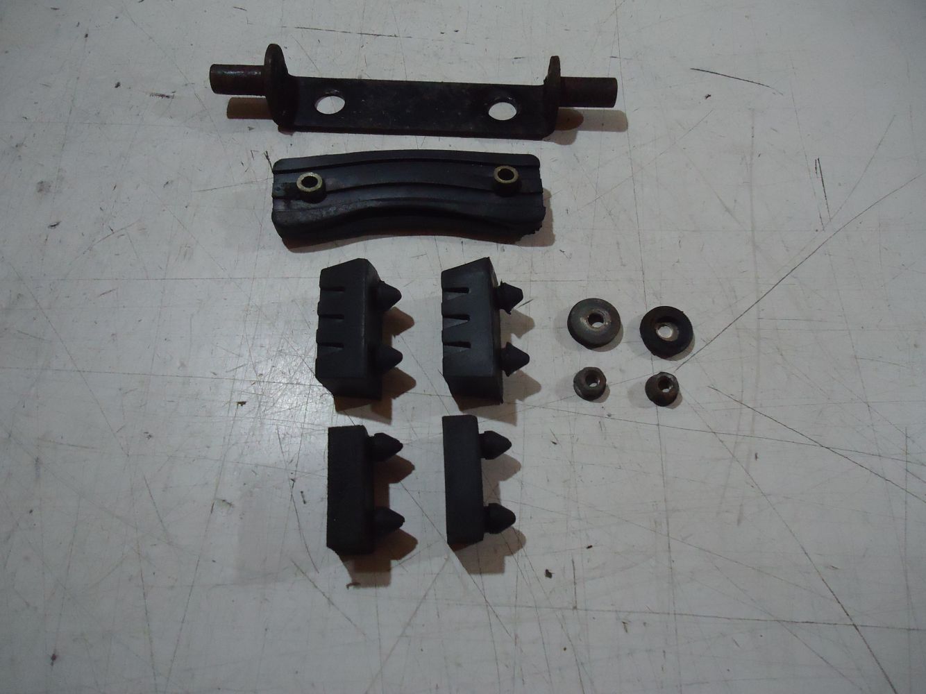 Suzuki GS850G Seat Base Damper Rubbers & Bracket GS850