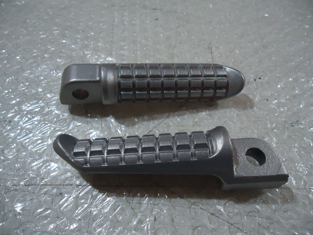 Kawasaki GPX750R L&R Footrests GPX750 Rear Pillion Footpegs GPX 750 Footrest