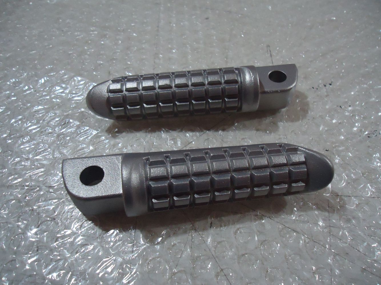 Kawasaki GPX600R Rear Footrests GPX600 L&R Pillion Footpegs GPX 600 Footrest ZX600