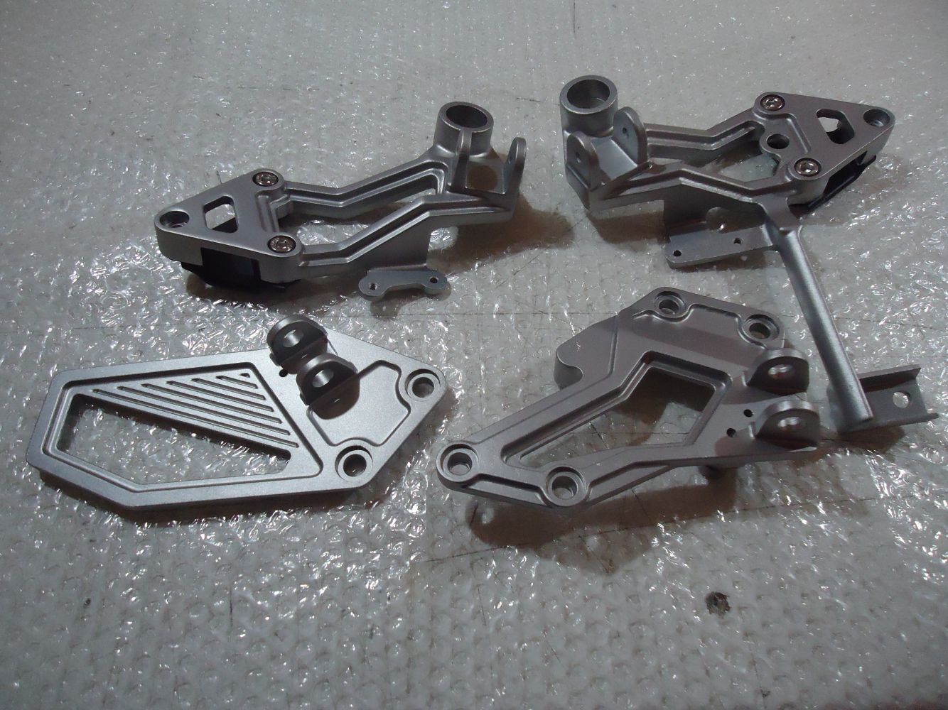 Kawasaki GPX750R Footrest Hangers GPX750 Footpeg Mount Brackets ZX750F Footrest Hanger