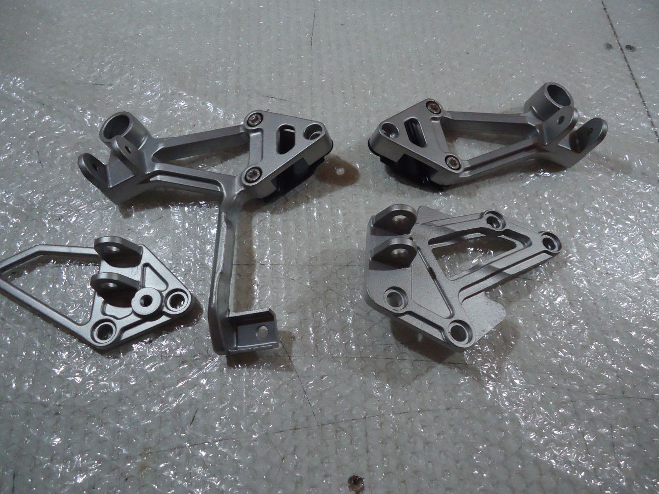 Kawasaki GPX600R Footrest Hangers GPX600 Footpeg Mount Brackets ZX600 Hanger GPX 600