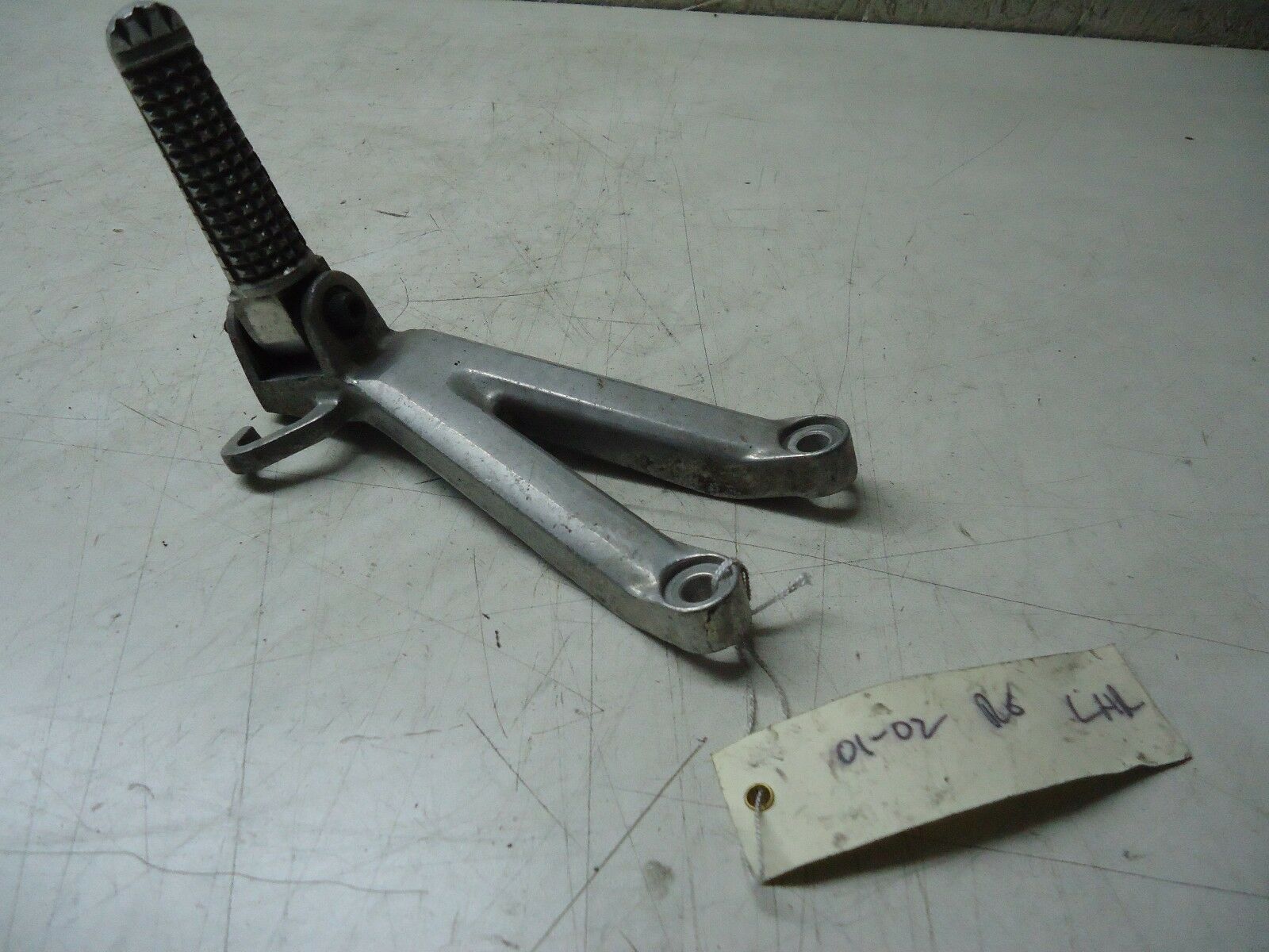 YAMAHA R6 LH REAR FOOTREST HANGER & FOOTREST FOOTPEG 