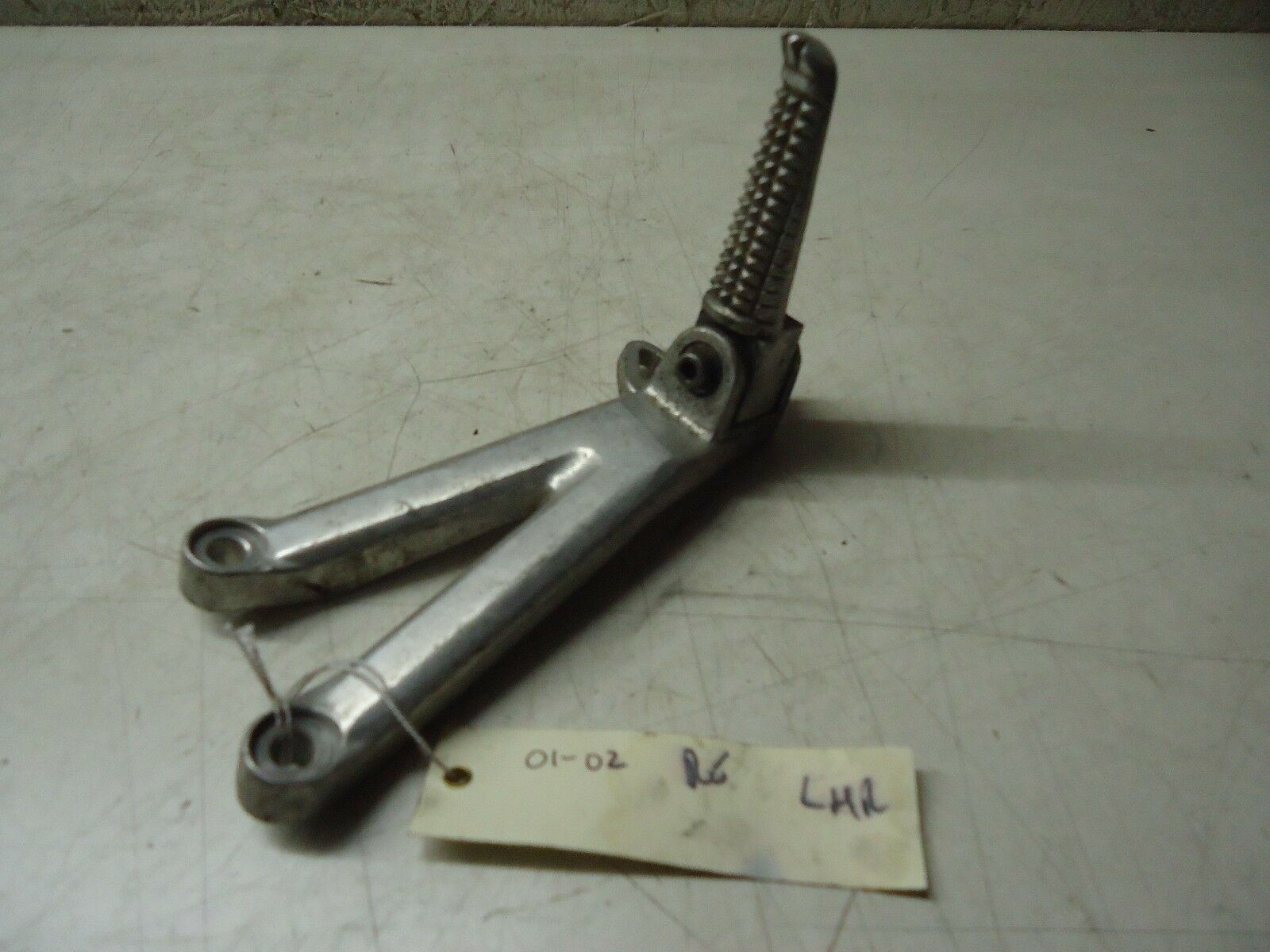 YAMAHA R6 LH REAR FOOTREST HANGER & FOOTPEG YZF600