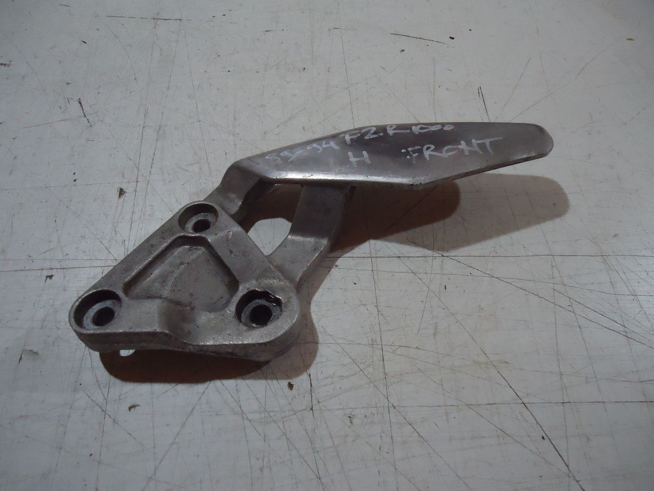 Yamaha FZR1000 Exup L-H Front Footrest Hanger FZR1000 Riders Footpeg Mount Bracket FZR 1000
