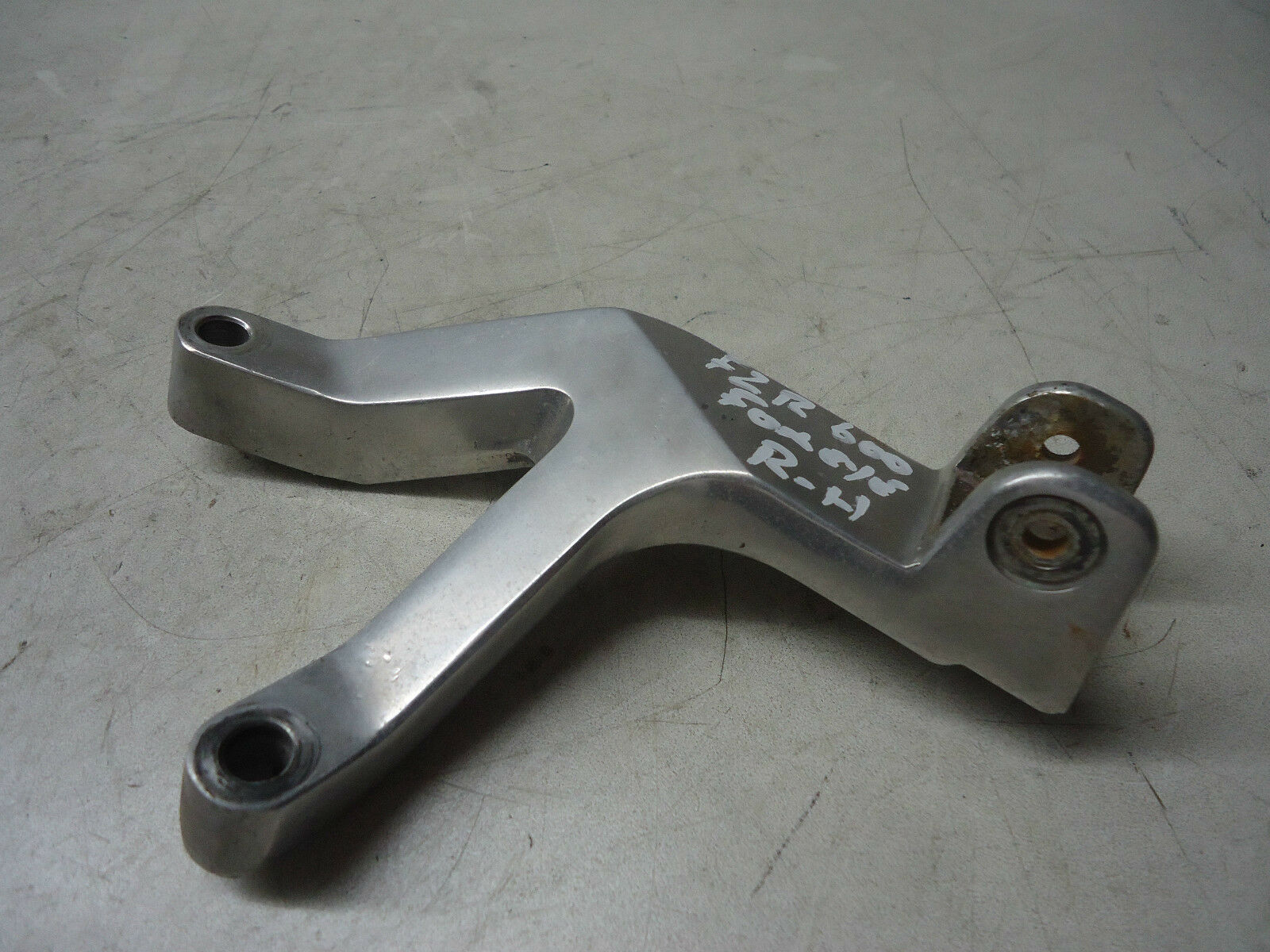 YAMAHA FZR600 FOXEYE RH FOOTREST HANGER 